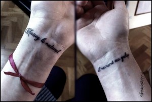 Quelques modèles de jolis tatouages au poignet pour femme - une belle phrase
