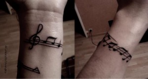 Quelques modèles de jolis tatouages au poignet pour femme – des notes de musiques