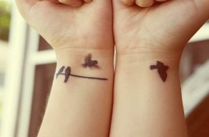 Quelques modèles de jolis tatouages au poignet pour femme – les oiseaux