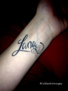 Quelques modèles de jolis tatouages au poignet pour femme – un prénom