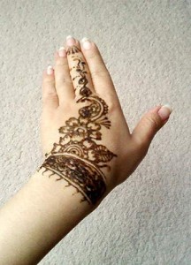 Se faire un tatouage éphémère au poignet grâce au henné