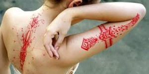 Le tatouage à l'encre rouge